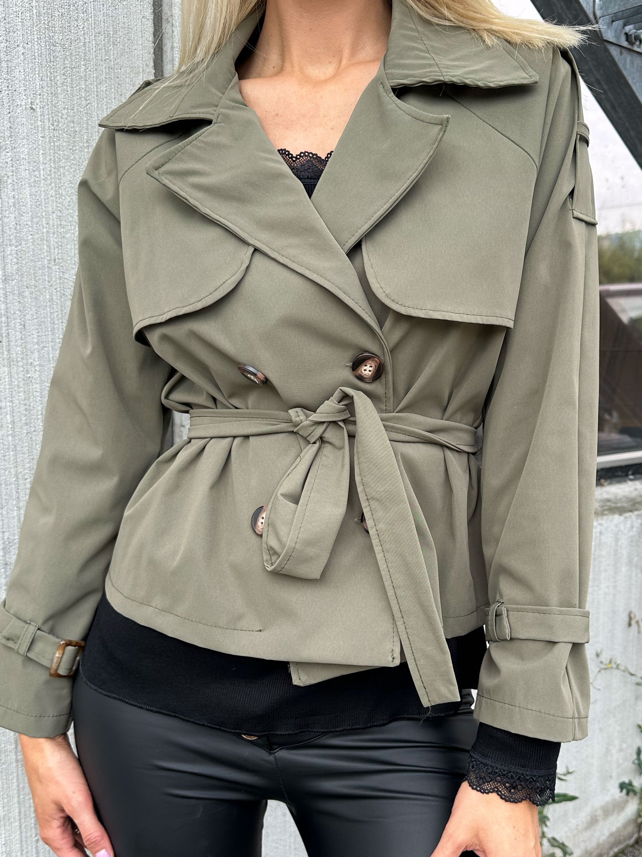 Carmen - Kort trenchcoat med knappar